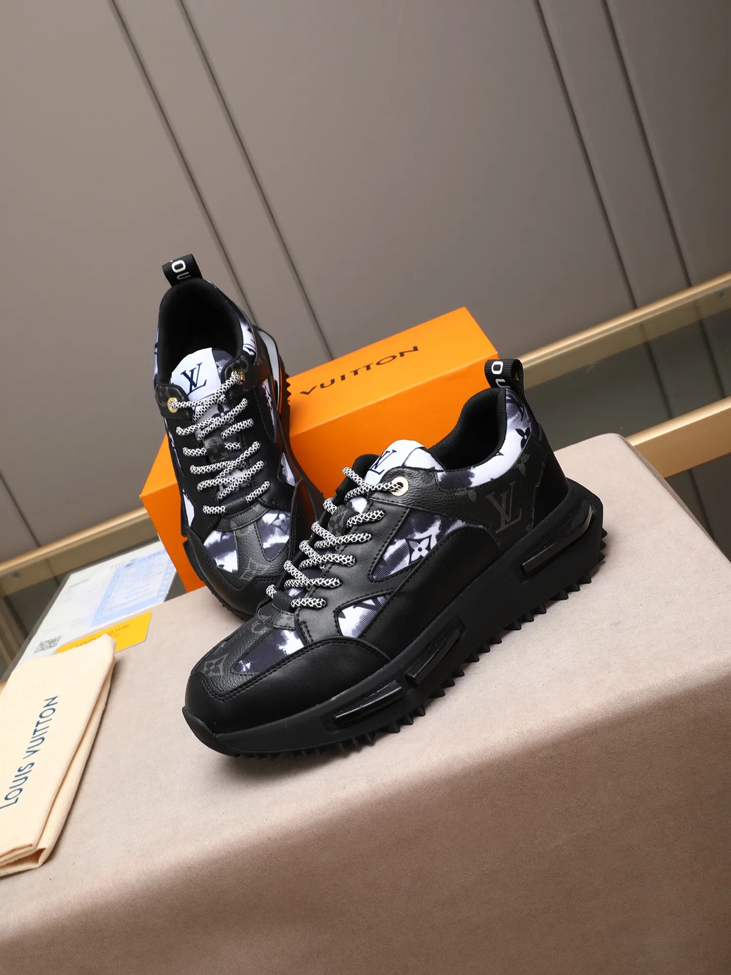 Men's shoes 💰460 [LV] Made of imported L special fabric spliced ​​with cowhide and comfortable mesh lining. Privately molded foam TPU outsole, super light and comfortable on the feet! Perfect last shape, generous and fashionable design, 4 colors available! Code number: 38–44 (45 customized